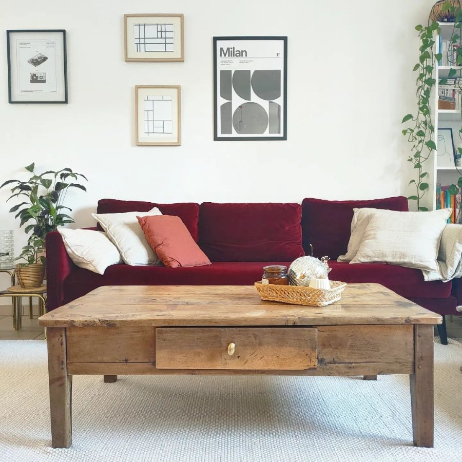 Le canapé en velours rouge, installé dans le salon.