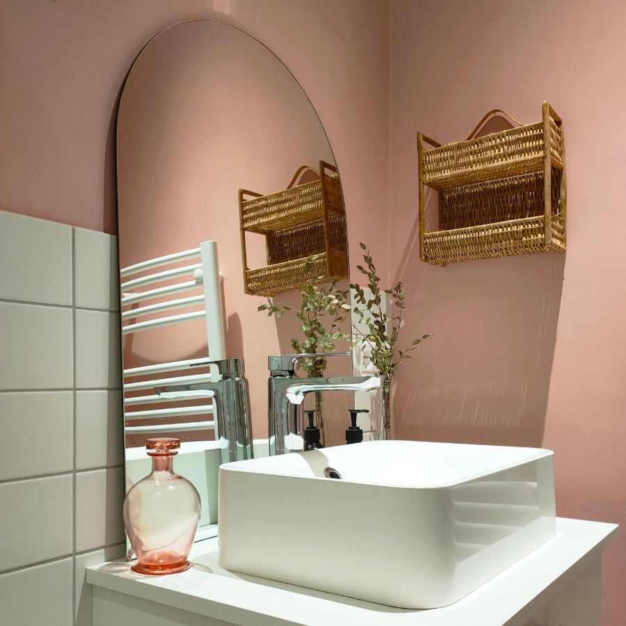salle de bain rose avec miroir arche