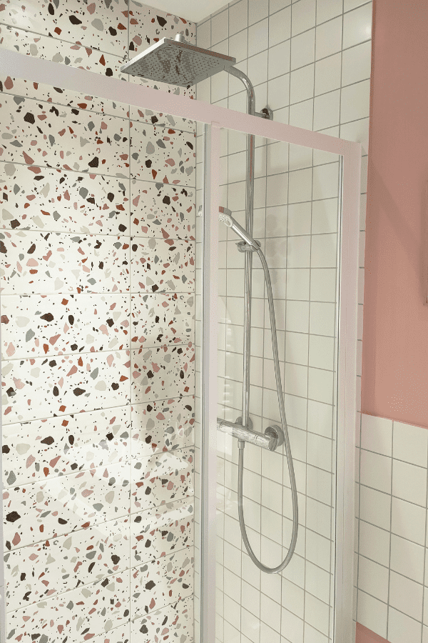 La nouvelle douche, intégrant la tendance terrazzo, associé à du rose.
