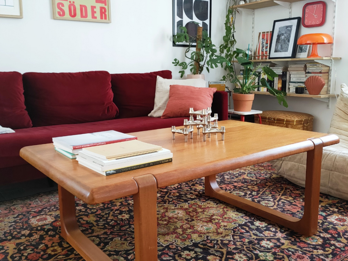 salon avec décoration vintage, table basse style scandinave et accessoires déco