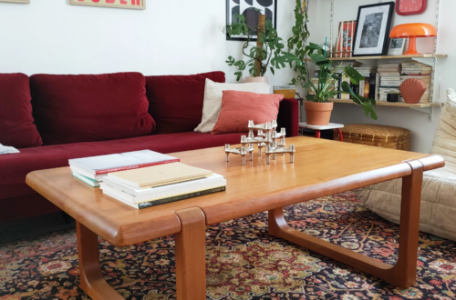 salon avec décoration vintage, table basse style scandinave et accessoires déco